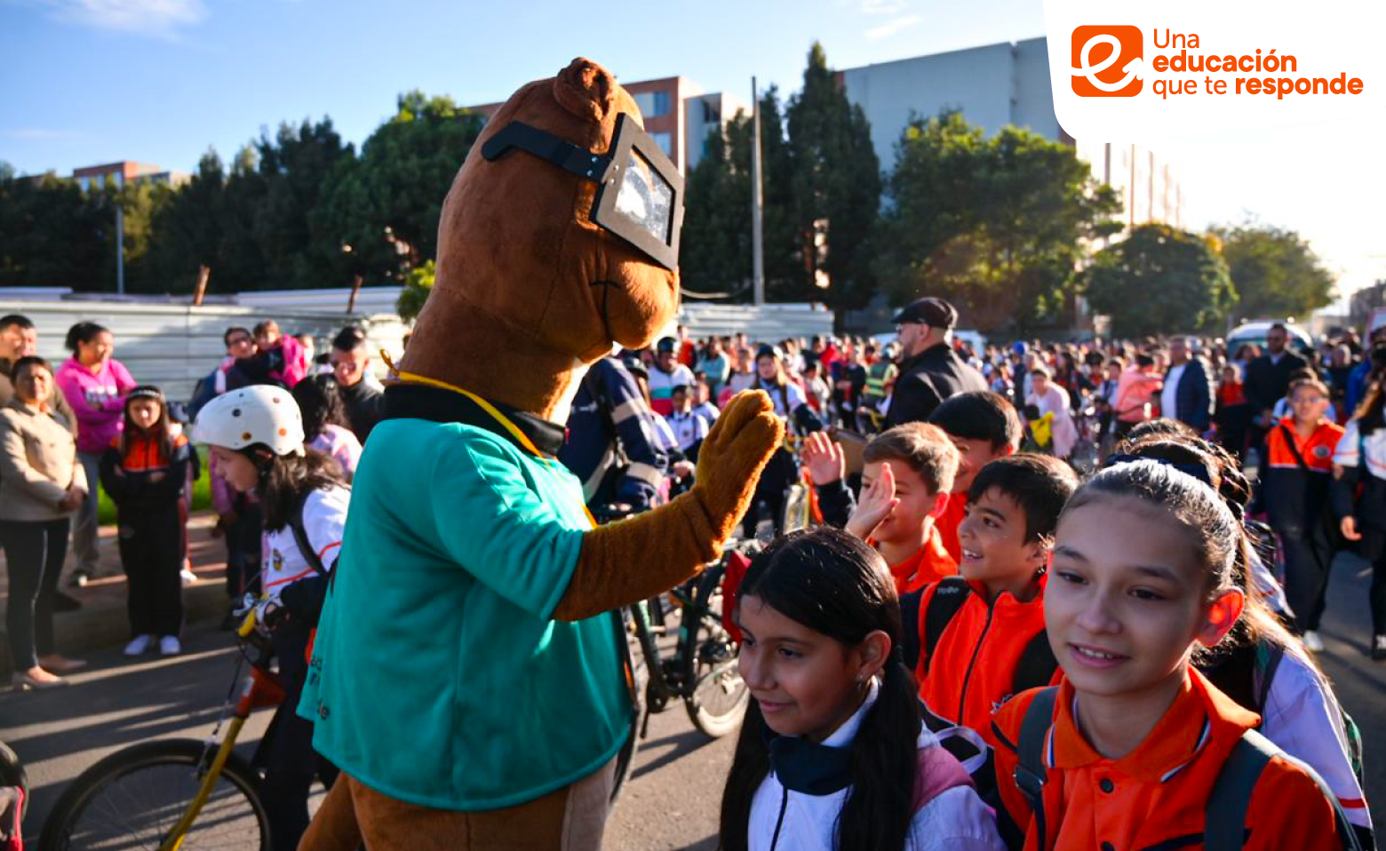 SEDI saludando a niños en entrada de colegio
