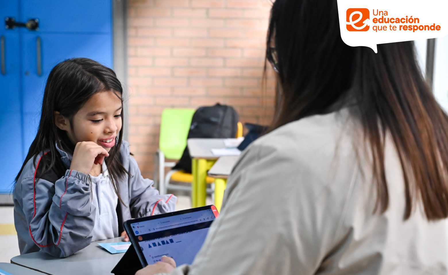 estudiante con profesora en aula de clase