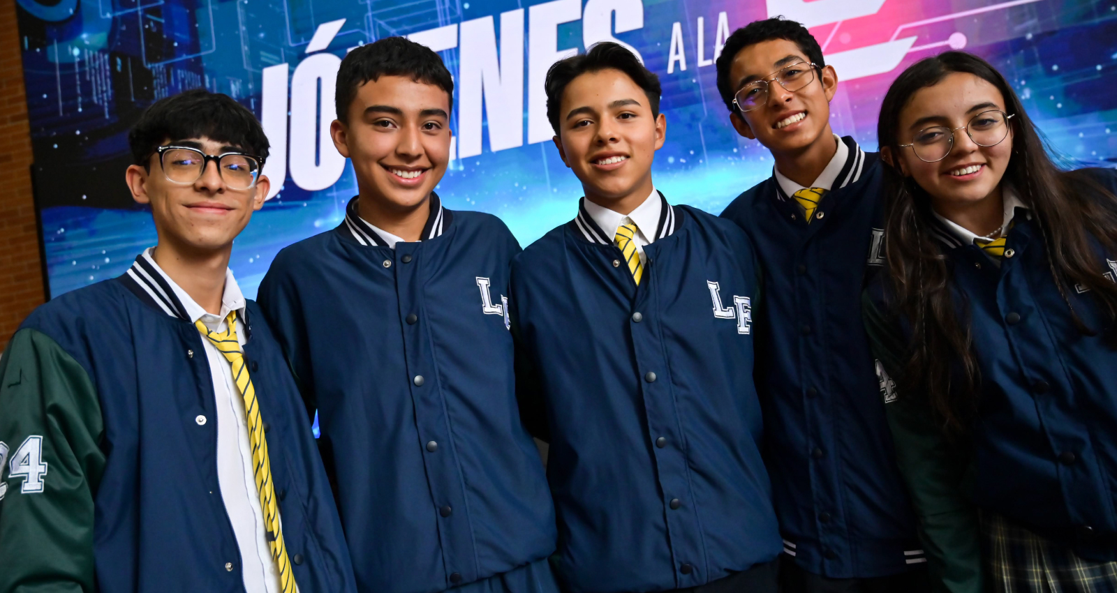 Estudiantes en lanzamiento de jovenes a la E