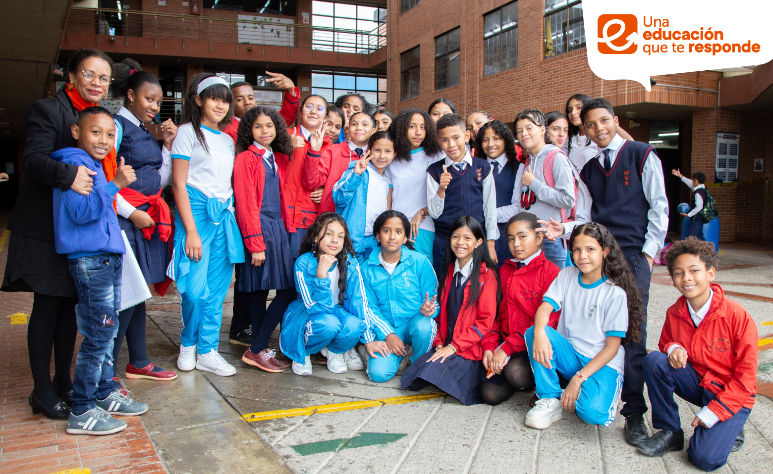 Grupo de estudiantes de colegio distrital