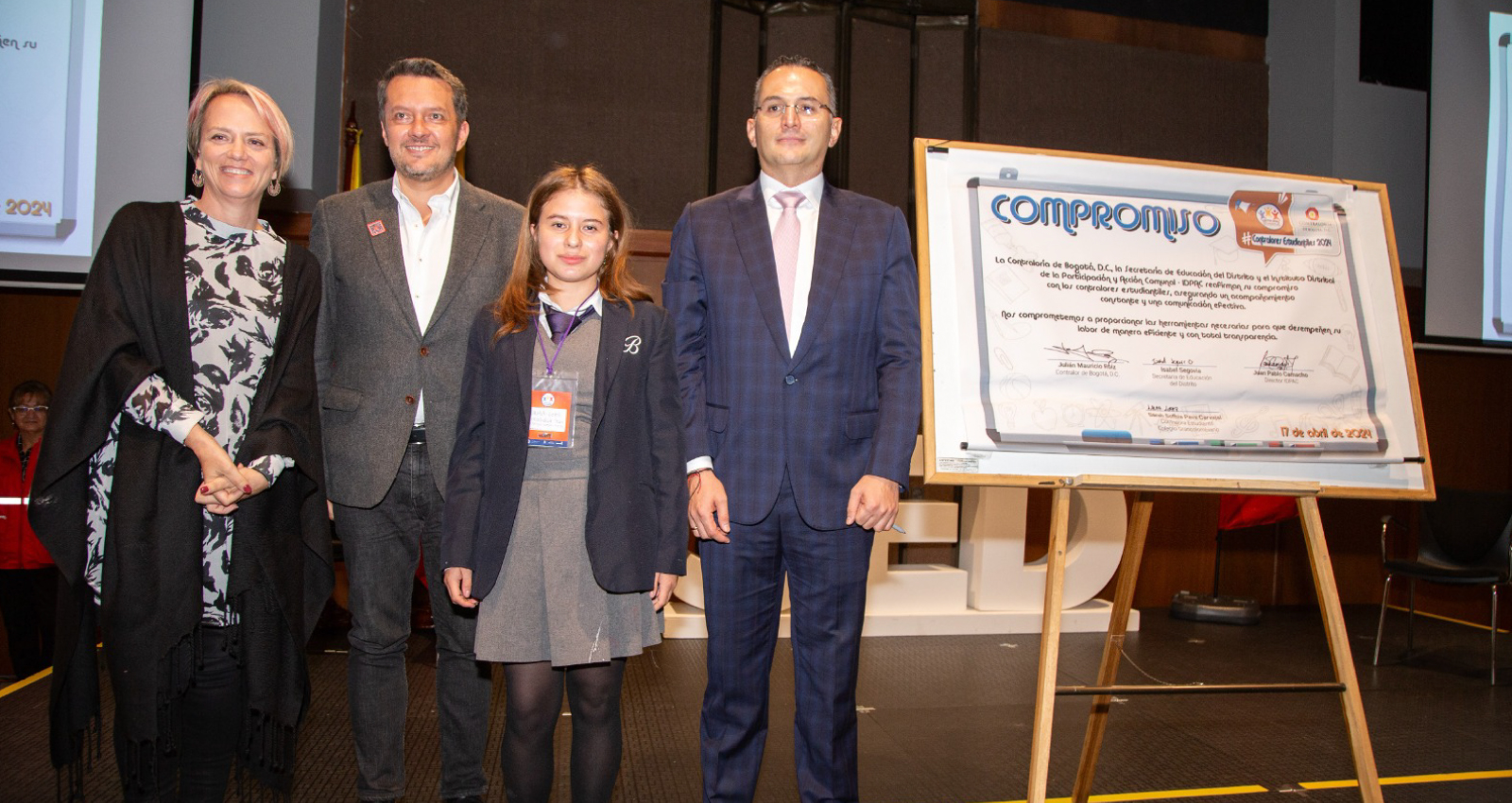 Rector de colegio firmando posesión de contraloras y contralores estudiantiles