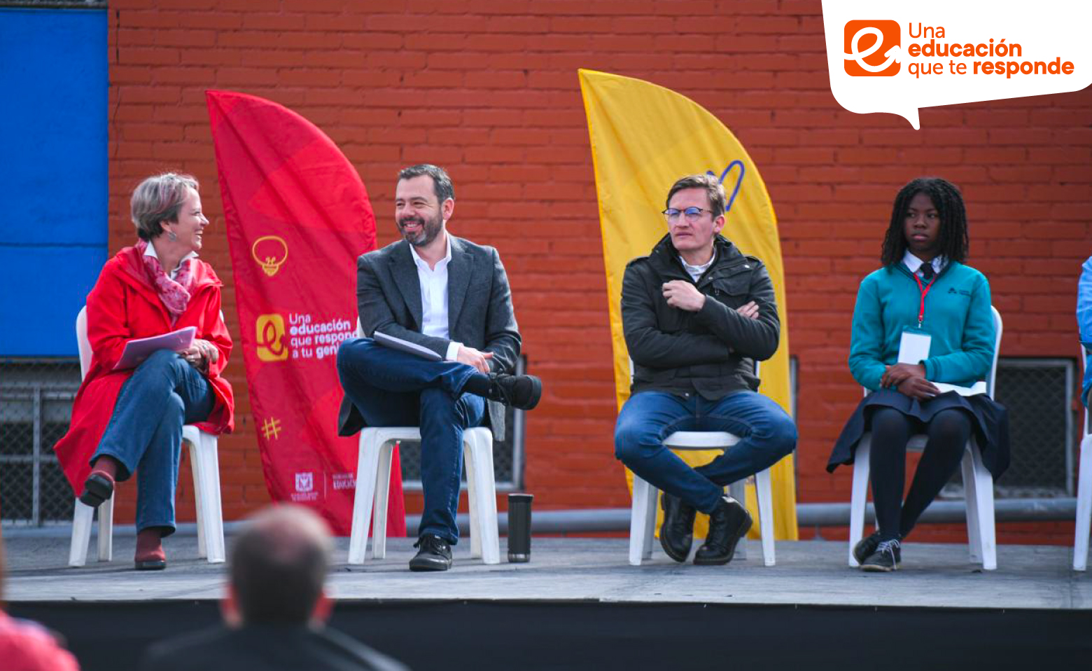 Alcalde de Bogotá y Secretaria de Educación del Distrito con alumnos de colegio