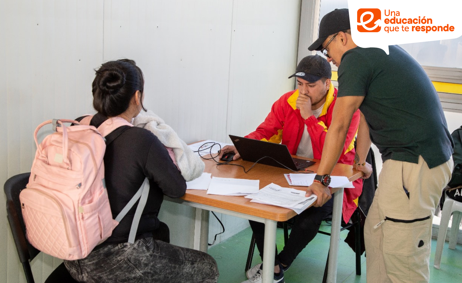Padres de estudiante en atención con profesional de SED