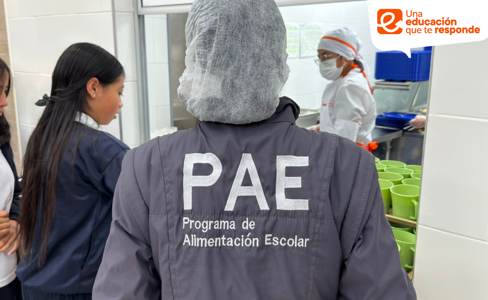 Niños en comedor de colegio distrital
