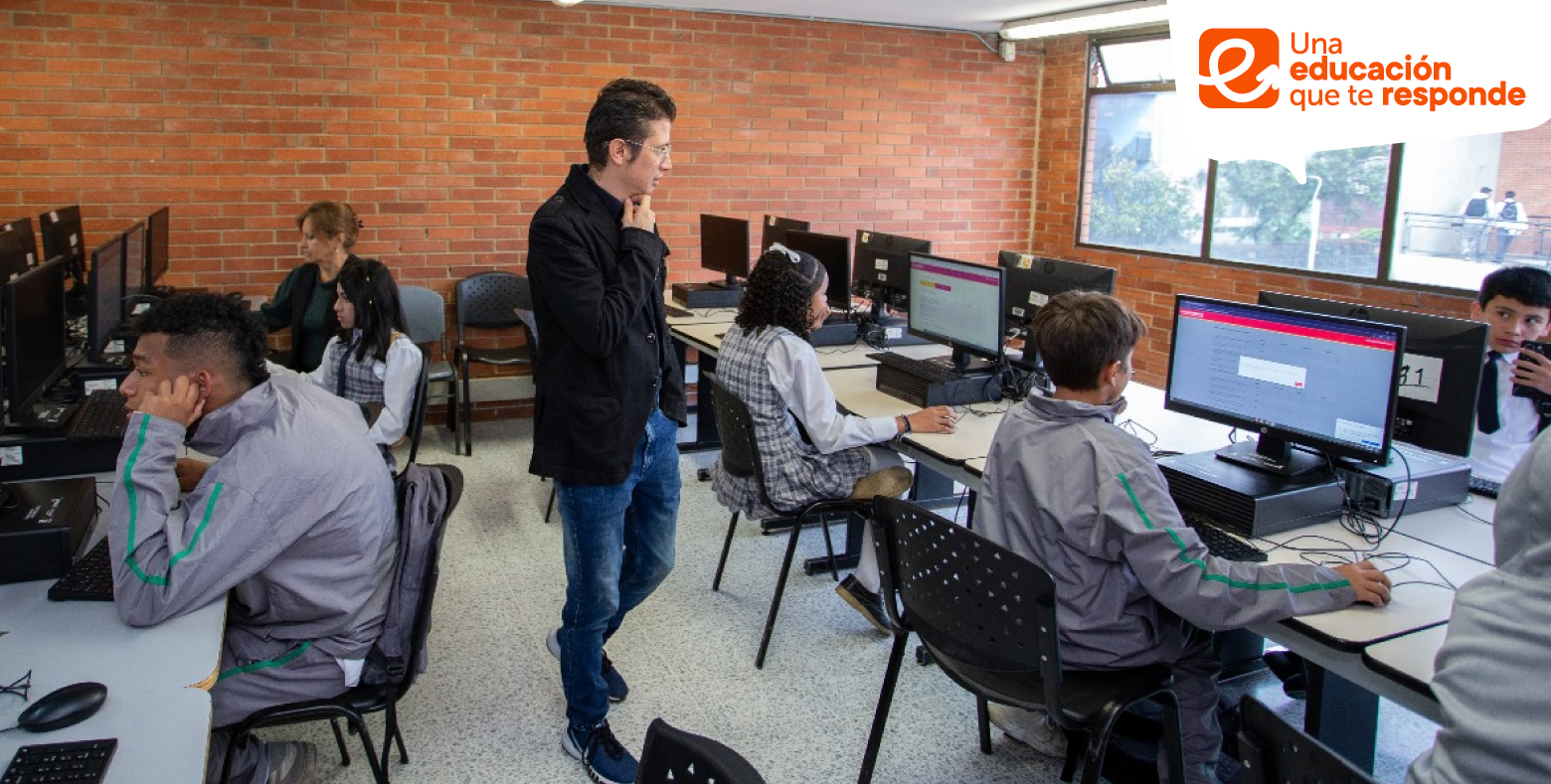 Edwin Ussa jefe de la OCE con estudiantes