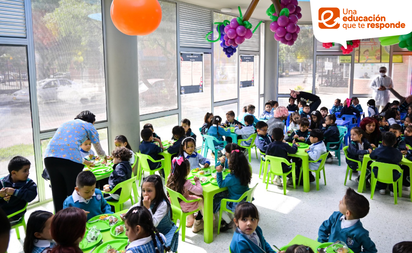 Niños en comedor de colegio distrital