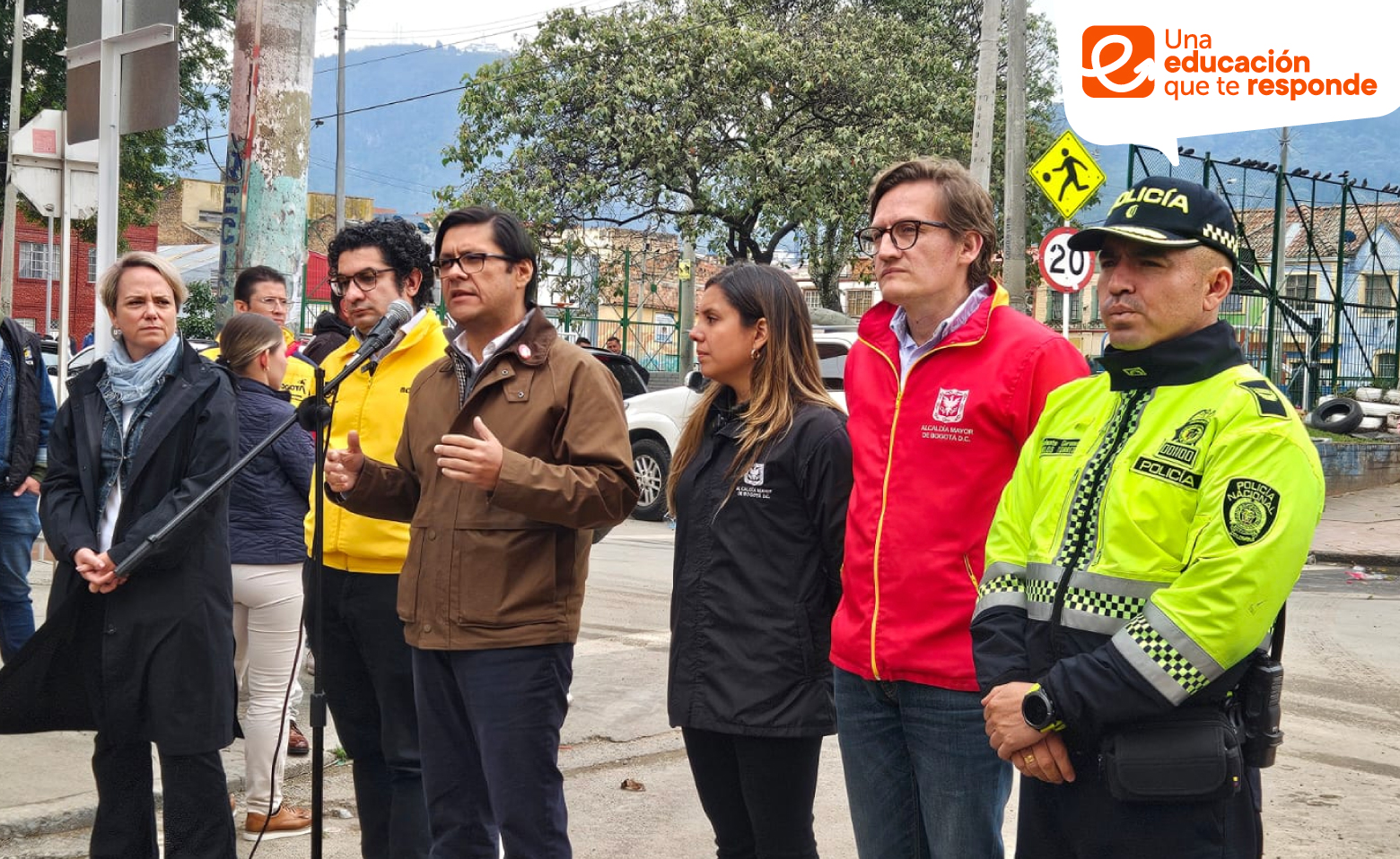 Secretaria Isabel Segovia y funcionarios del distrito