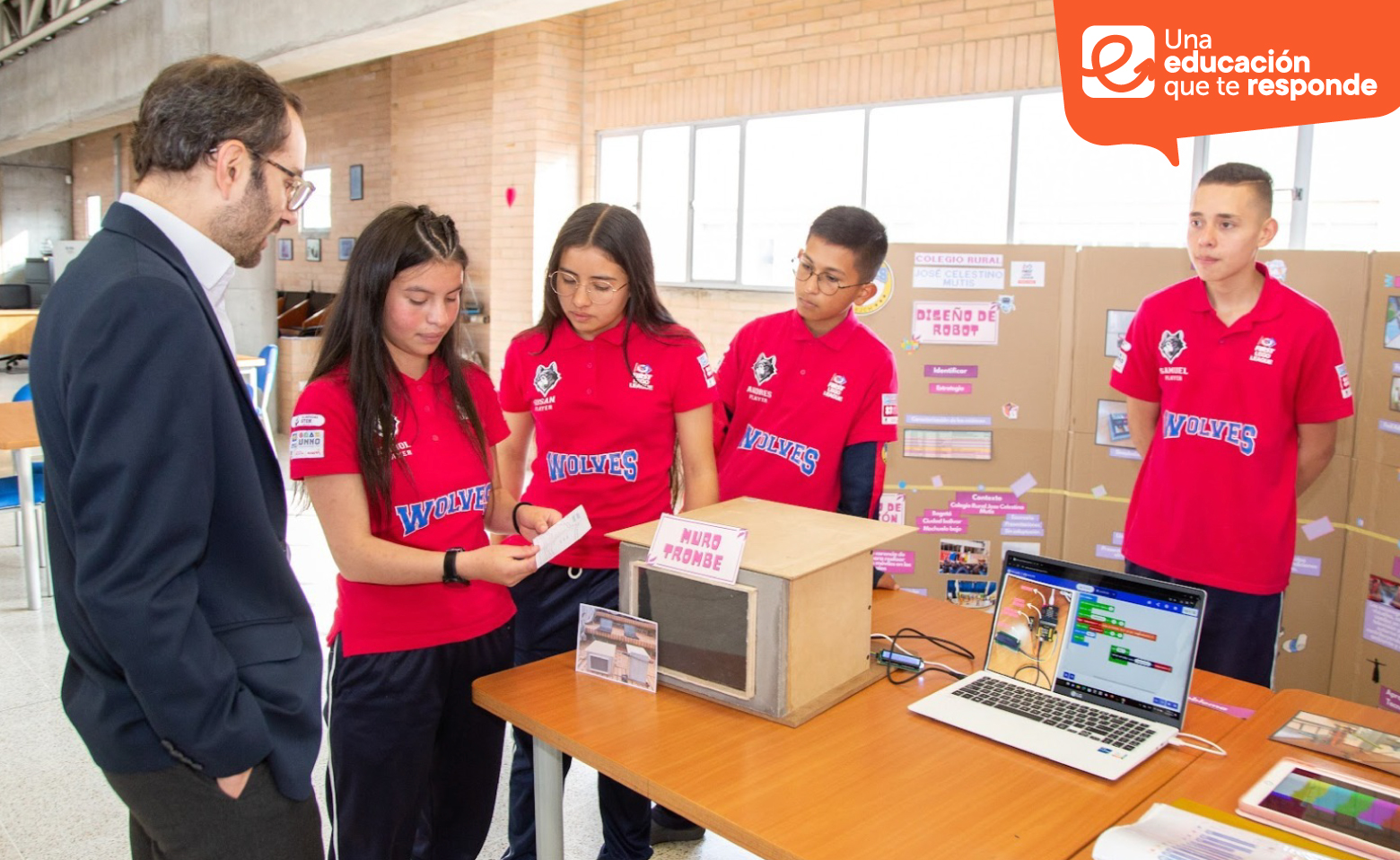 Muestra de tecnología de estudiantes de colegio distrital