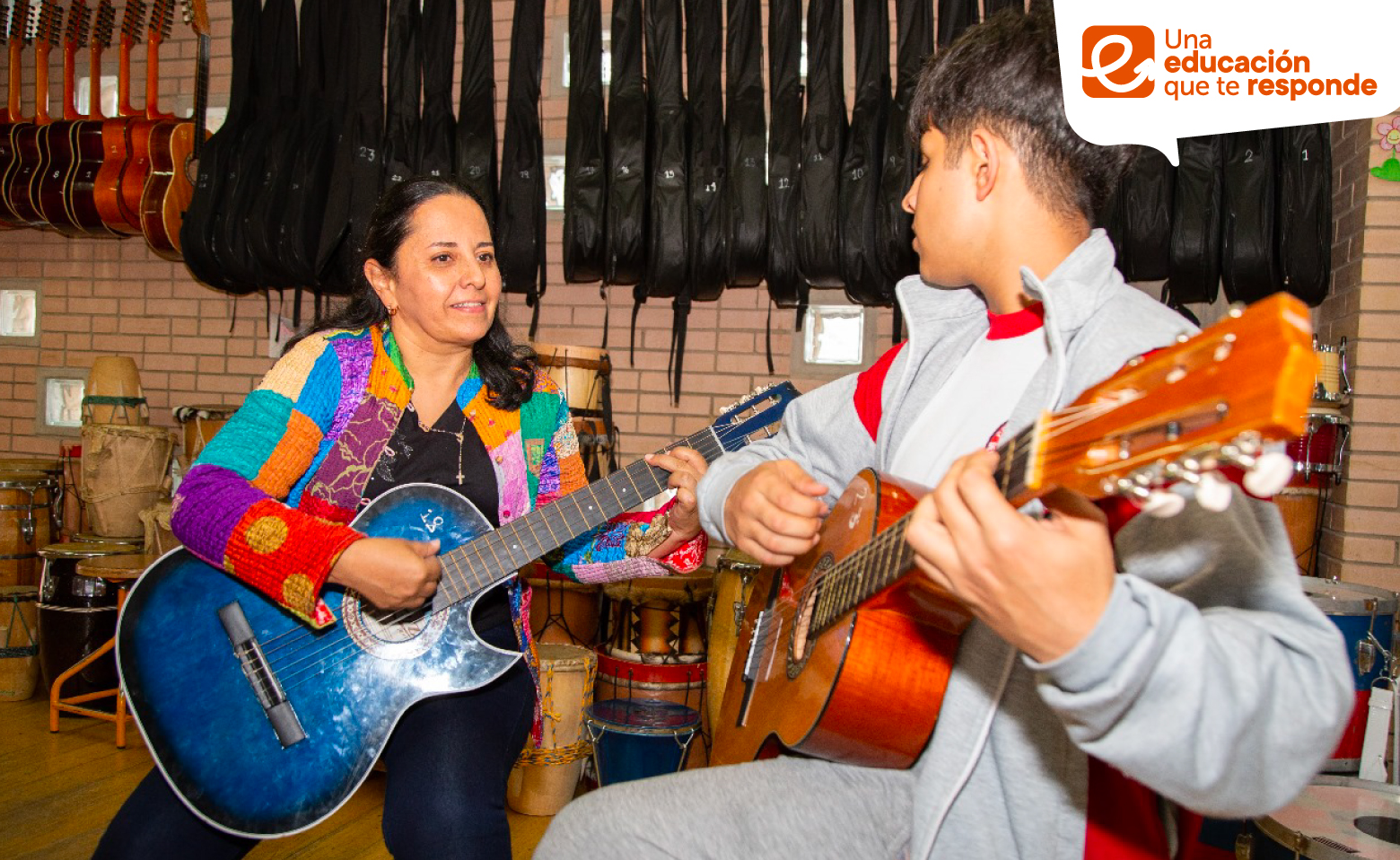 Clase de musiqueando con maestra distrital