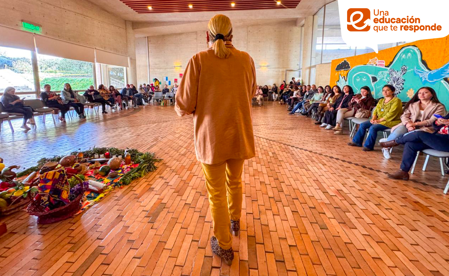 Maestra en foro de Uramba Pedagogíca