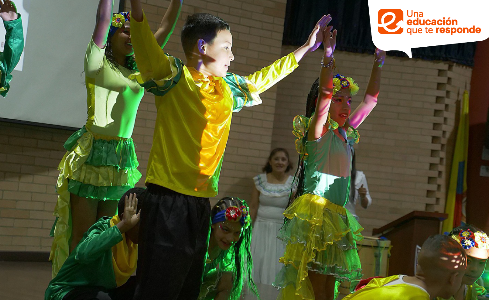 Niños en presentación de teatro