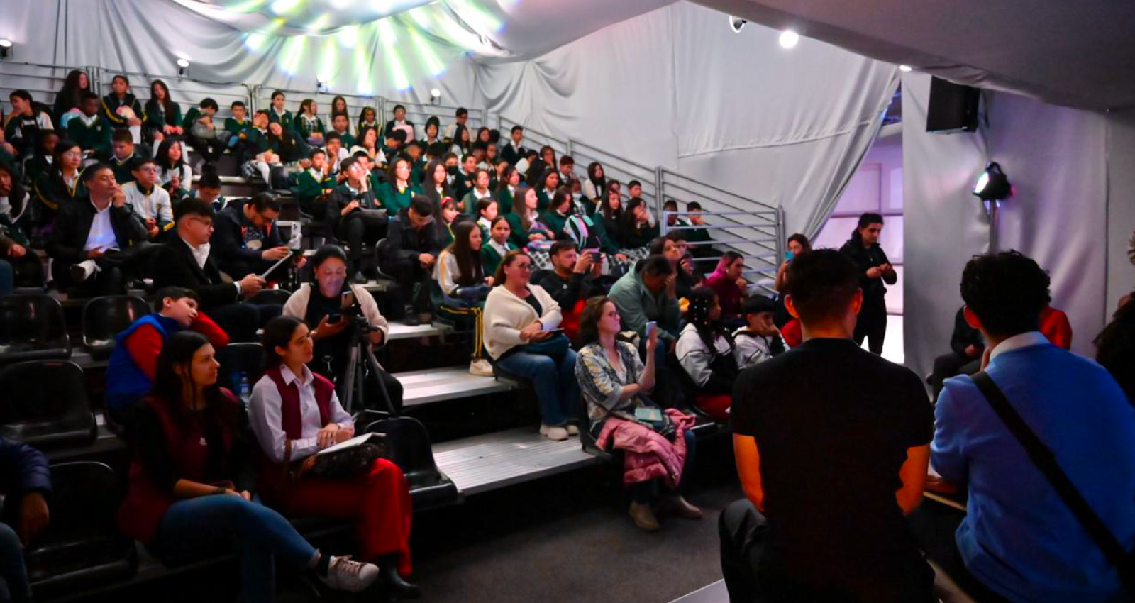 Estudiantes participan en charla