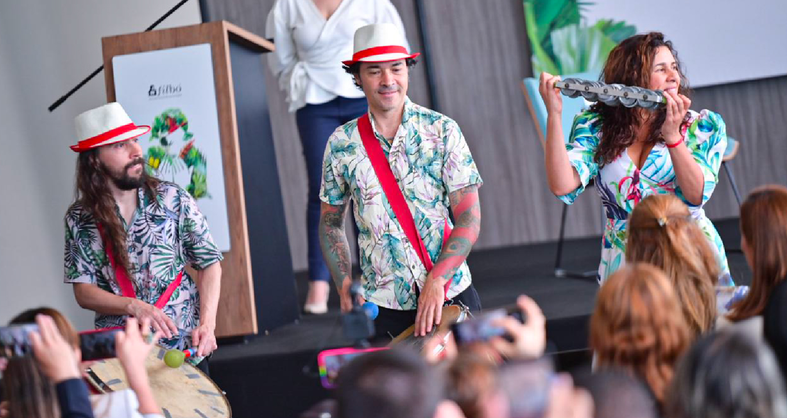 Grupo musical en presentación en lanzamiento de FilBo 2024