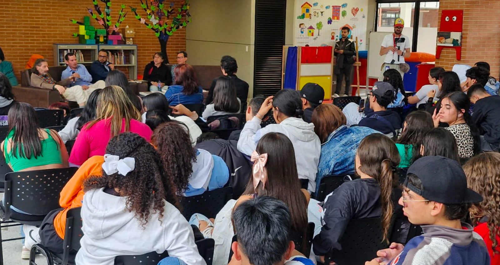 Estudiantes, docentes, padres y autores en jornada dedicada a la literatura y el intercambio cultural