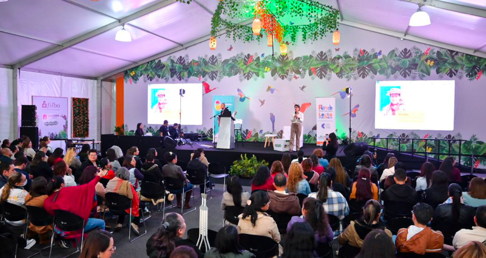 Asistentes en carpa a charla