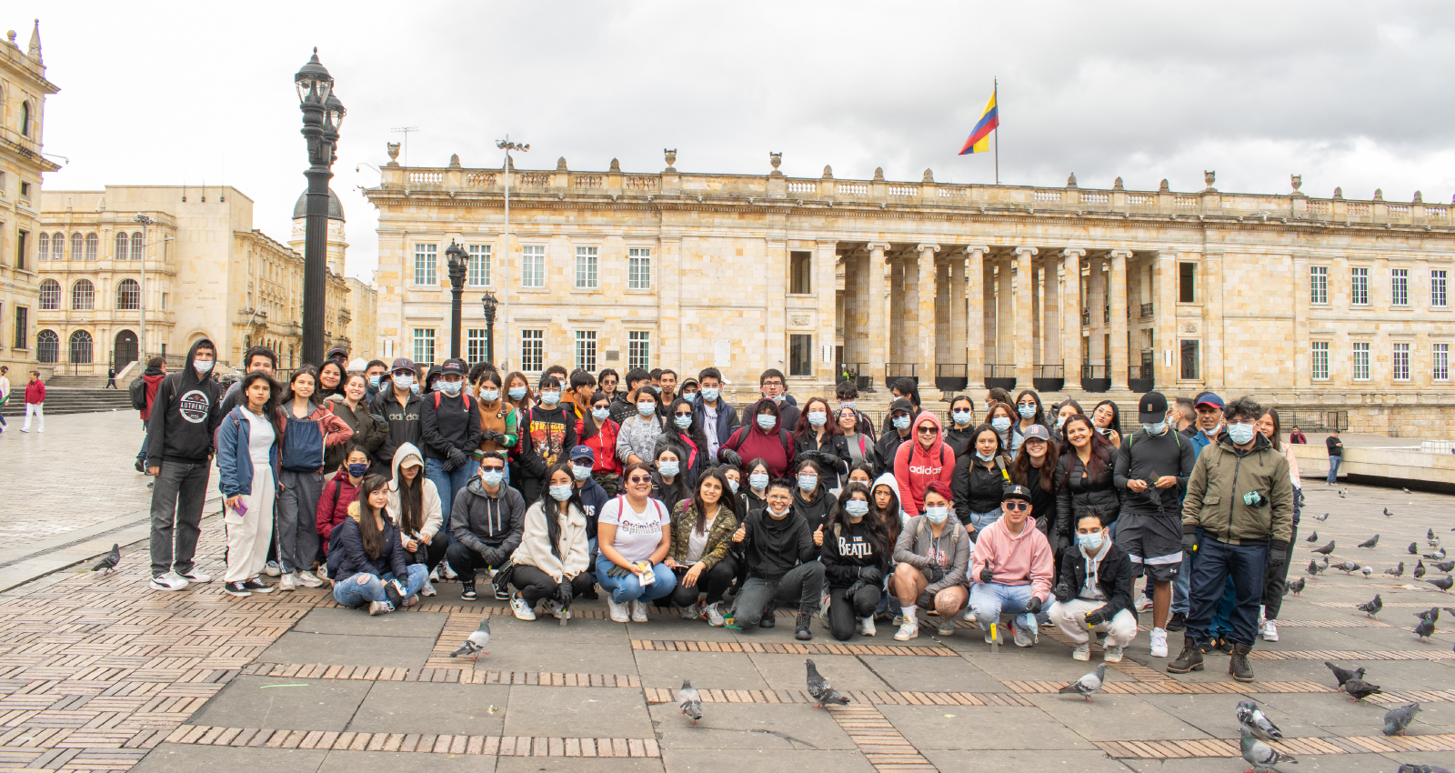 Personas en plaza de Bolívar participantes en cierre de jornada de #ElCentroVive