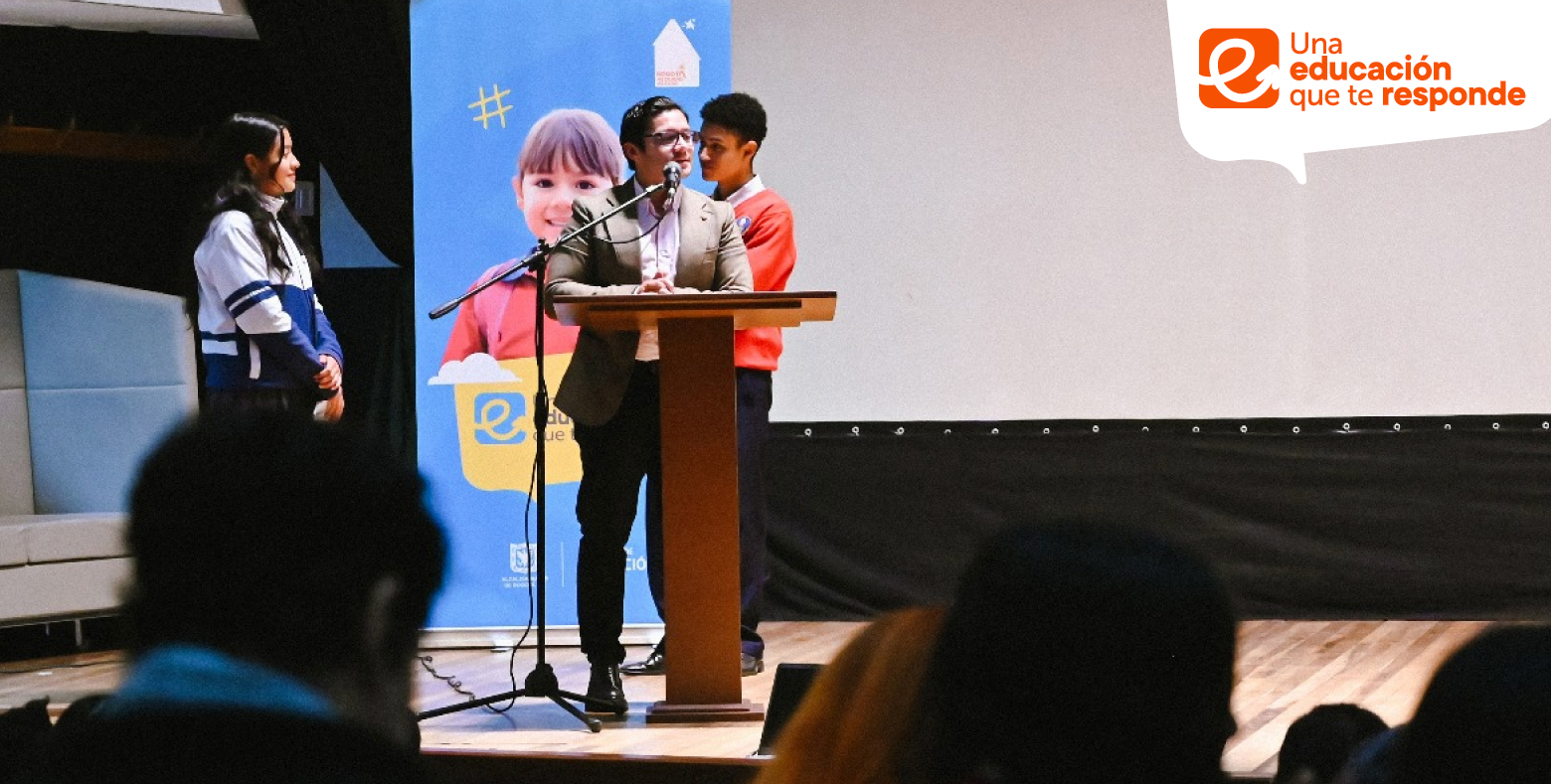 Estudiantes de colegio distrital