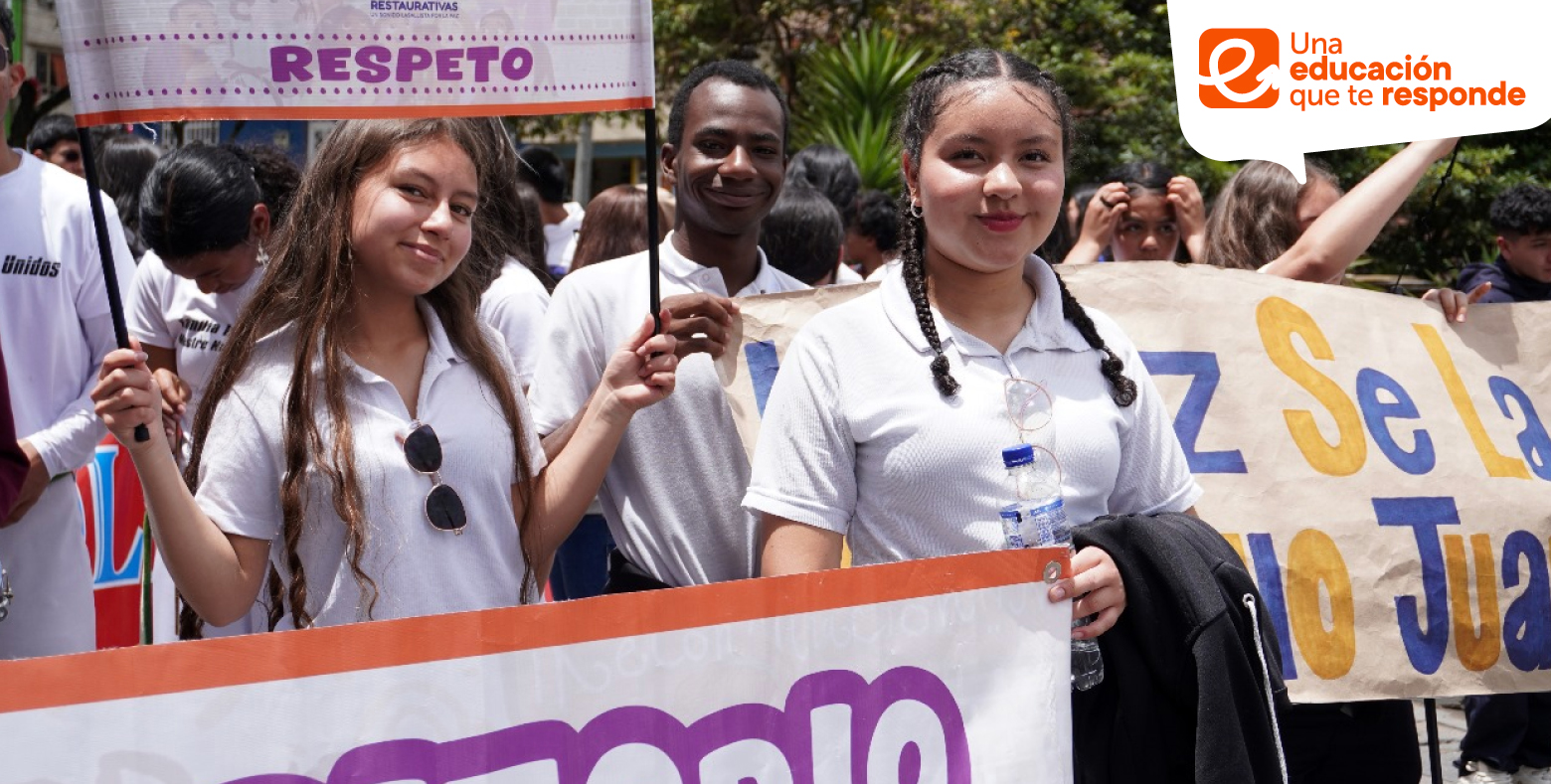 Estudiantes de colegio distrital