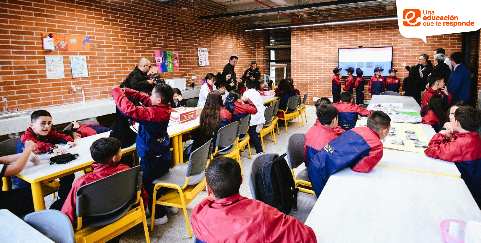 Estudiantes de colegio distrital