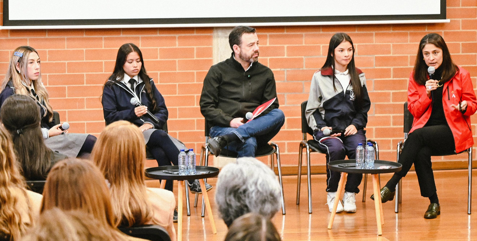 Alcalde de Bogotá y estudiantes distritales