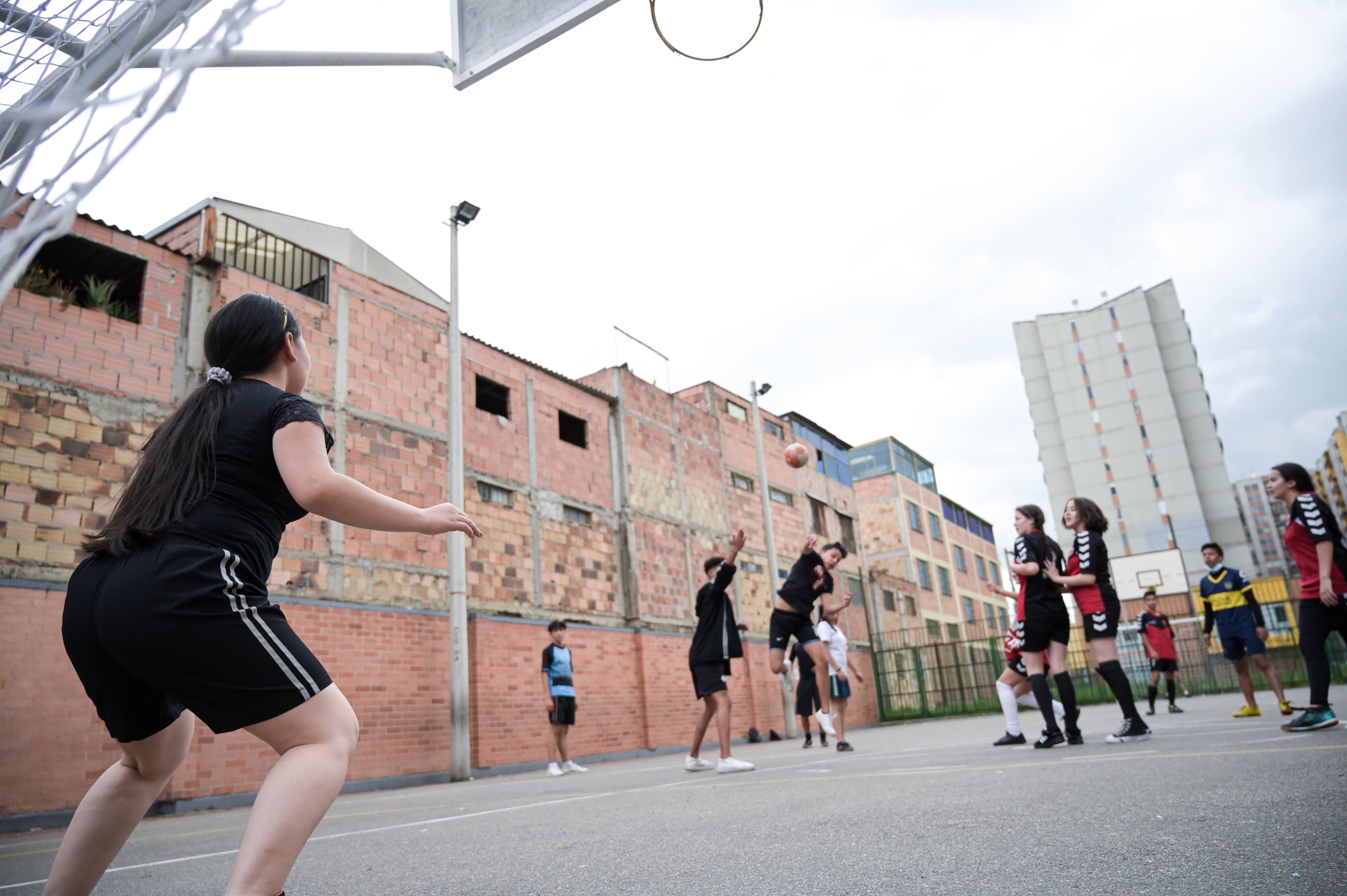 Estudiantes jugando balon-mano