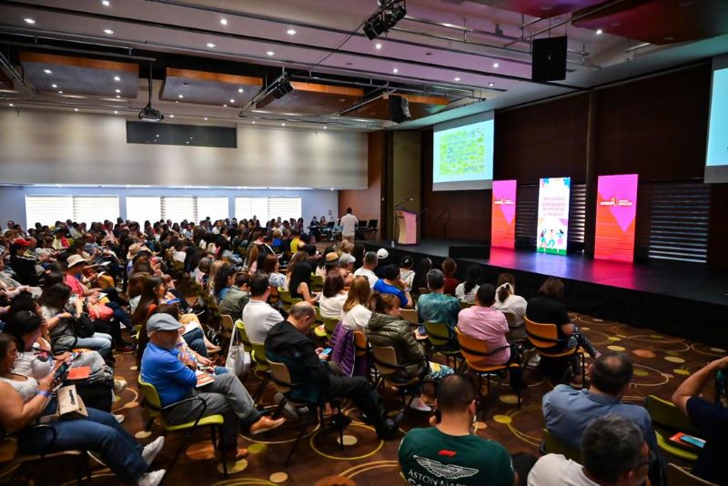 La Secretaría de Educación del Distrito reconoció el trabajo de los colegios públicos en favor de la niñez y la juventud de la capital, durante un encuentro con 273 rectores y rectoras en el que, además, reflexionaron en equipo sobre los desafíos y oportunidades de mejora de la educación. La bienvenida al encuentro estuvo a cargo de la secretaria de Educación del Distrito, Edna Bonilla Sebá, quien reconoció el trabajo incansable que realizan las y los rectores. “No existen liderazgos individuales, muchos de los logros que hemos tenido han sido de la mano de toda la comunidad educativa y tenerlos hoy acá es un sueño después de años complejos, espero que disfruten de este encuentro pedagógico y podamos seguir poniendo la educación en primer lugar”, les dijo. Con estas palabras se dio paso a la conferencia ‘Celebrar la vida’, del doctor Santiago Rojas Posada, quien hizo énfasis desde la acción médica, sobre cómo el estado positivo del cerebro genera mayores beneficios a la salud. Planteó la importancia de vivir el hoy sin preocuparse por el mañana. IMAGEN 2 Luego se realizó el bloque pedagógico: ‘Nuestros logros, oportunidades de mejora y recomendaciones’, el cual se desarrolló en seis mesas de trabajo mediante actividades y ejercicios participativos, en los que las y los rectores tuvieron la oportunidad de compartir algunas de sus vivencias diarias y presentar su punto de vista en cada actividad. Mediante prácticas de lectura, escritura y diálogo se realizó una primera mirada a los seis ejes de profundización. “Hicimos parte de una relatoría importante donde planteamos todo lo positivo que hemos hecho y las oportunidades de mejora. Esta actividad nos permitió expresarnos y brindar nuestro punto de vista, era un espacio necesario para nosotros, donde pudimos también validar qué podemos mejorar. Reencontrarnos con los compañeros y las compañeras después de una pandemia me tiene encantada”, aseguro Alba Jeannette Roa Vega, rectora del Colegio República Federal de Alemania. También se llevó a cabo un emotivo acto