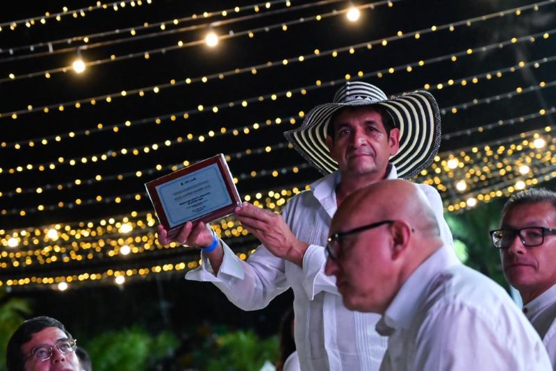 La Secretaría de Educación del Distrito reconoció el trabajo de los colegios públicos en favor de la niñez y la juventud de la capital, durante un encuentro con 273 rectores y rectoras en el que, además, reflexionaron en equipo sobre los desafíos y oportunidades de mejora de la educación. La bienvenida al encuentro estuvo a cargo de la secretaria de Educación del Distrito, Edna Bonilla Sebá, quien reconoció el trabajo incansable que realizan las y los rectores. “No existen liderazgos individuales, muchos de los logros que hemos tenido han sido de la mano de toda la comunidad educativa y tenerlos hoy acá es un sueño después de años complejos, espero que disfruten de este encuentro pedagógico y podamos seguir poniendo la educación en primer lugar”, les dijo. Con estas palabras se dio paso a la conferencia ‘Celebrar la vida’, del doctor Santiago Rojas Posada, quien hizo énfasis desde la acción médica, sobre cómo el estado positivo del cerebro genera mayores beneficios a la salud. Planteó la importancia de vivir el hoy sin preocuparse por el mañana. IMAGEN 2 Luego se realizó el bloque pedagógico: ‘Nuestros logros, oportunidades de mejora y recomendaciones’, el cual se desarrolló en seis mesas de trabajo mediante actividades y ejercicios participativos, en los que las y los rectores tuvieron la oportunidad de compartir algunas de sus vivencias diarias y presentar su punto de vista en cada actividad. Mediante prácticas de lectura, escritura y diálogo se realizó una primera mirada a los seis ejes de profundización. “Hicimos parte de una relatoría importante donde planteamos todo lo positivo que hemos hecho y las oportunidades de mejora. Esta actividad nos permitió expresarnos y brindar nuestro punto de vista, era un espacio necesario para nosotros, donde pudimos también validar qué podemos mejorar. Reencontrarnos con los compañeros y las compañeras después de una pandemia me tiene encantada”, aseguro Alba Jeannette Roa Vega, rectora del Colegio República Federal de Alemania. También se llevó a cabo un emotivo acto