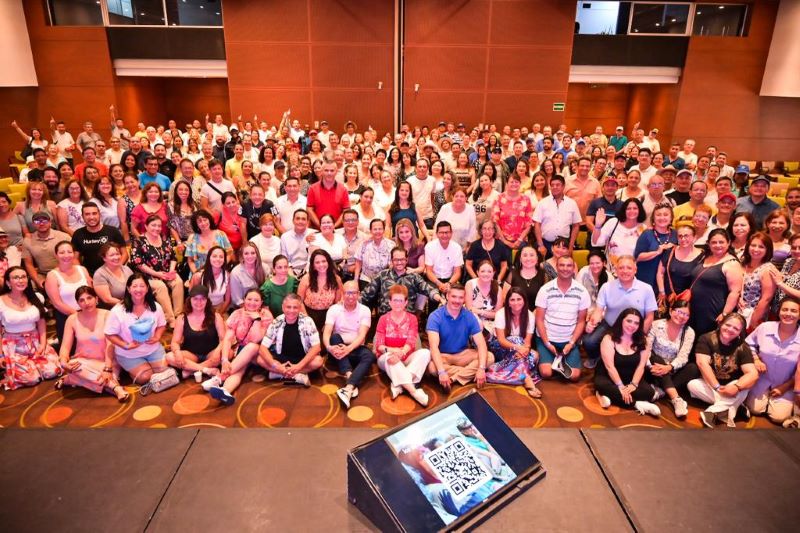 La Secretaría de Educación del Distrito reconoció el trabajo de los colegios públicos en favor de la niñez y la juventud de la capital, durante un encuentro con 273 rectores y rectoras en el que, además, reflexionaron en equipo sobre los desafíos y oportunidades de mejora de la educación. La bienvenida al encuentro estuvo a cargo de la secretaria de Educación del Distrito, Edna Bonilla Sebá, quien reconoció el trabajo incansable que realizan las y los rectores. “No existen liderazgos individuales, muchos de los logros que hemos tenido han sido de la mano de toda la comunidad educativa y tenerlos hoy acá es un sueño después de años complejos, espero que disfruten de este encuentro pedagógico y podamos seguir poniendo la educación en primer lugar”, les dijo. Con estas palabras se dio paso a la conferencia ‘Celebrar la vida’, del doctor Santiago Rojas Posada, quien hizo énfasis desde la acción médica, sobre cómo el estado positivo del cerebro genera mayores beneficios a la salud. Planteó la importancia de vivir el hoy sin preocuparse por el mañana. IMAGEN 2 Luego se realizó el bloque pedagógico: ‘Nuestros logros, oportunidades de mejora y recomendaciones’, el cual se desarrolló en seis mesas de trabajo mediante actividades y ejercicios participativos, en los que las y los rectores tuvieron la oportunidad de compartir algunas de sus vivencias diarias y presentar su punto de vista en cada actividad. Mediante prácticas de lectura, escritura y diálogo se realizó una primera mirada a los seis ejes de profundización. “Hicimos parte de una relatoría importante donde planteamos todo lo positivo que hemos hecho y las oportunidades de mejora. Esta actividad nos permitió expresarnos y brindar nuestro punto de vista, era un espacio necesario para nosotros, donde pudimos también validar qué podemos mejorar. Reencontrarnos con los compañeros y las compañeras después de una pandemia me tiene encantada”, aseguro Alba Jeannette Roa Vega, rectora del Colegio República Federal de Alemania. También se llevó a cabo un emotivo acto