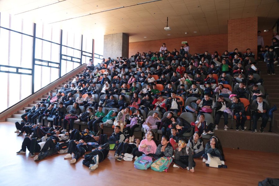 Estudiantes del Colegio Gloria valencia de Castaño 