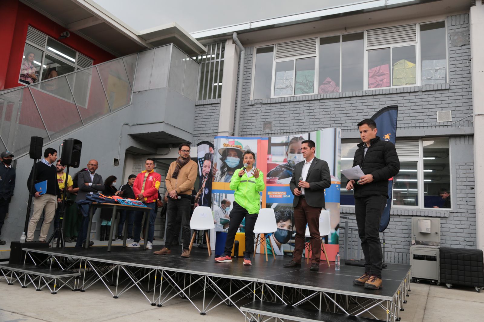 Estudiantes del Colegio Francisco I recibieron tabletas y kits escolares