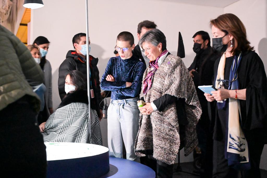 Claudia López y los participantes de la feria del libro 2022