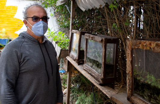 Señor en mariposario