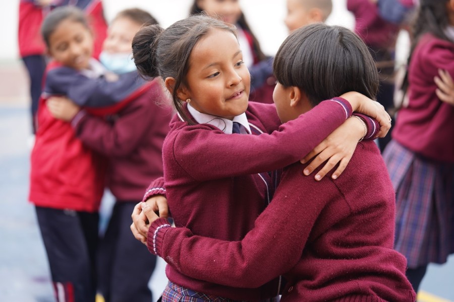 Niños abrazándose colegio Rufino 