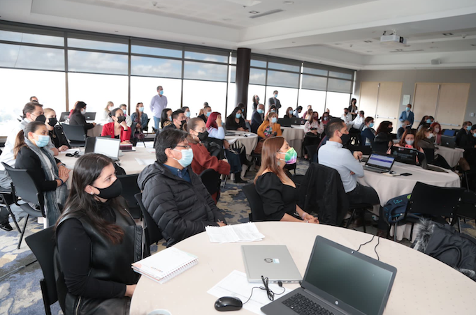 Docentes en auditorio