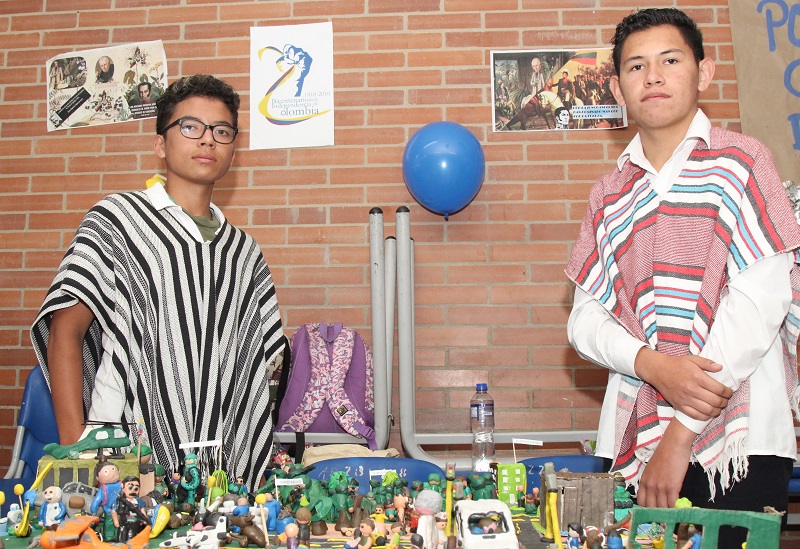 Estudiantes junto a una maqueta
