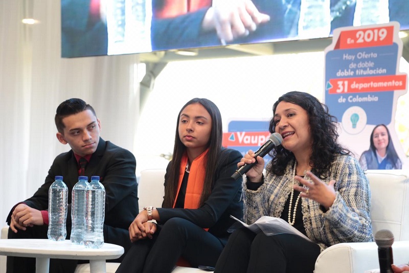 Claudia Puentes junto con estudiantes