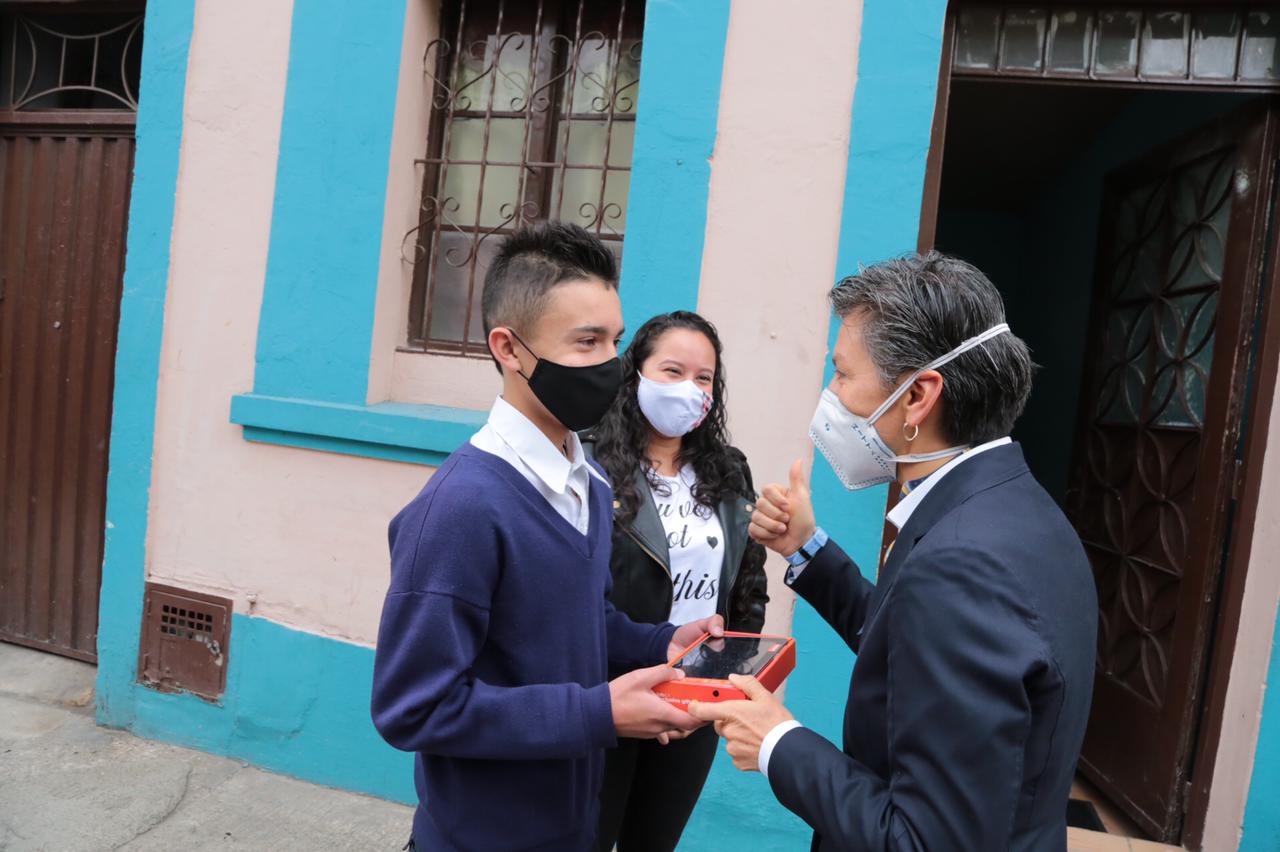 ALCALDESA Y ESTUDIANTE DE COLEGIO PÚBLICO