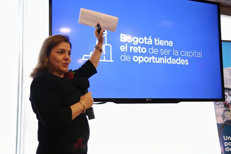 Funcionaria hablando