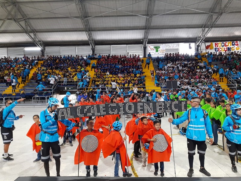 Estudiantes en el palacio de los deportes
