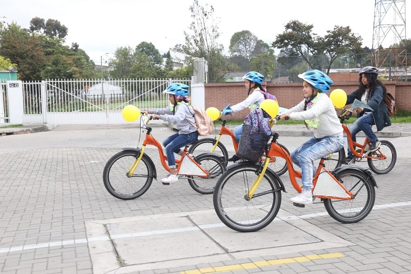 Niñas en bicicletas