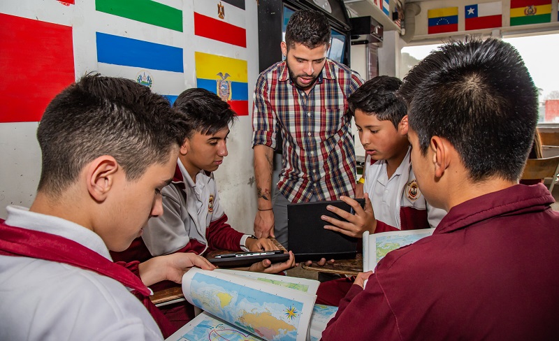Estudiantes reunidos con le profesor