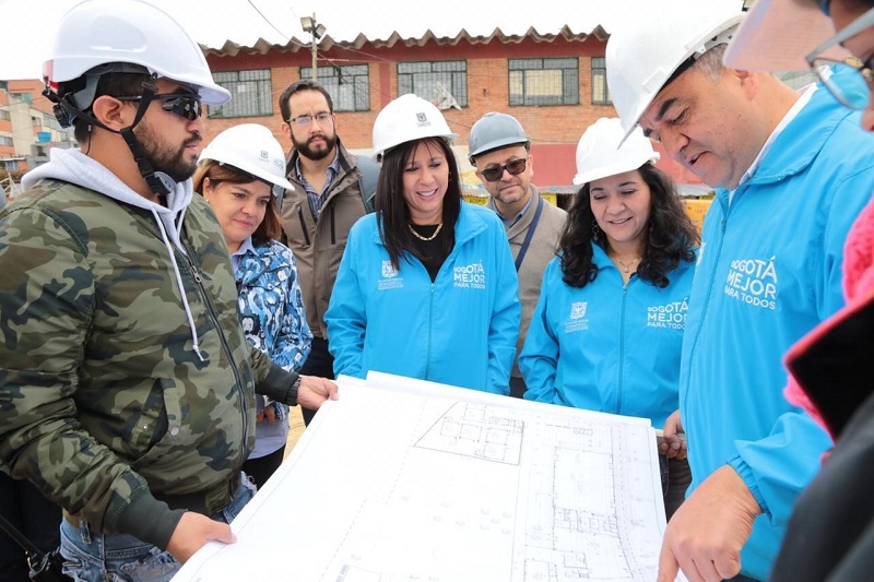 Subsecretaria de Acceso y Permanencia y secretaria de Educación viendo unos planos
