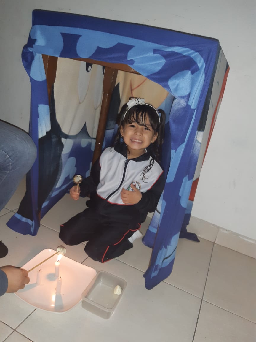 Niña en un campamento en la casa