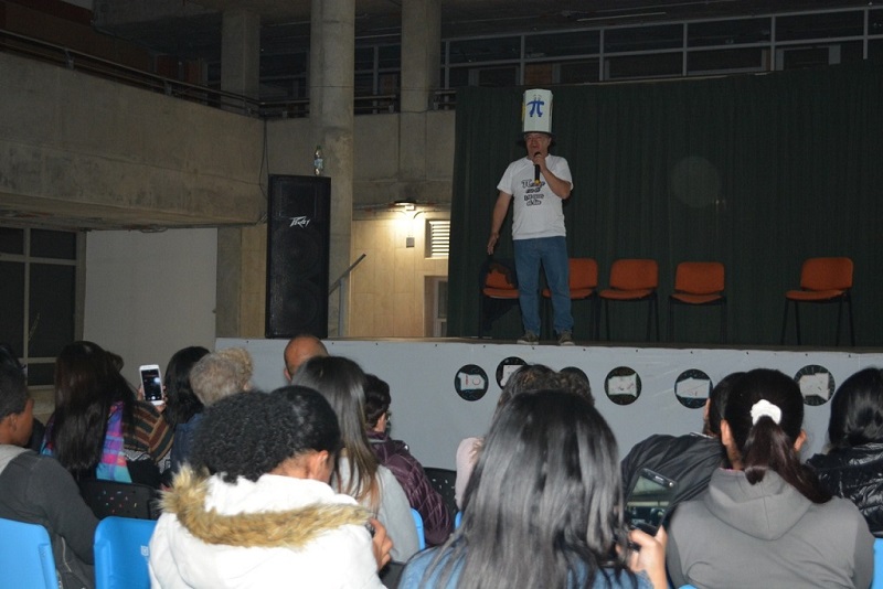 Profesor hablando al frente de los estudiantes en un auditorio