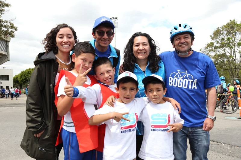 Secretaria de Educación con estudiantes