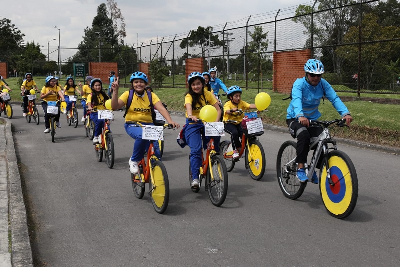 Estudiantes en bicicleta