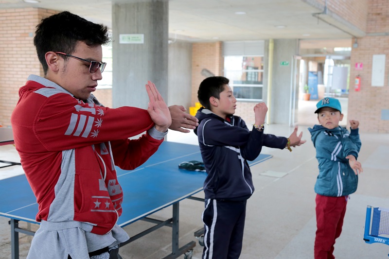 Estudiantes haciendo estiramiento