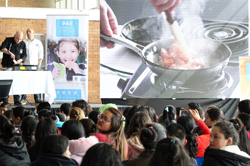 Estudiantes y padres junto con Rausch