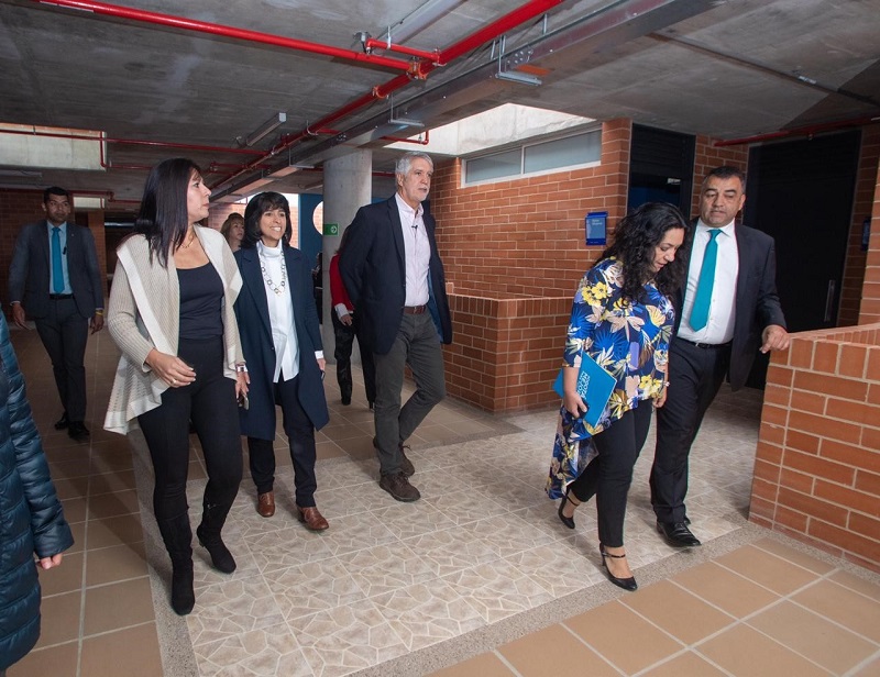 Funcionarios dentro del colegio