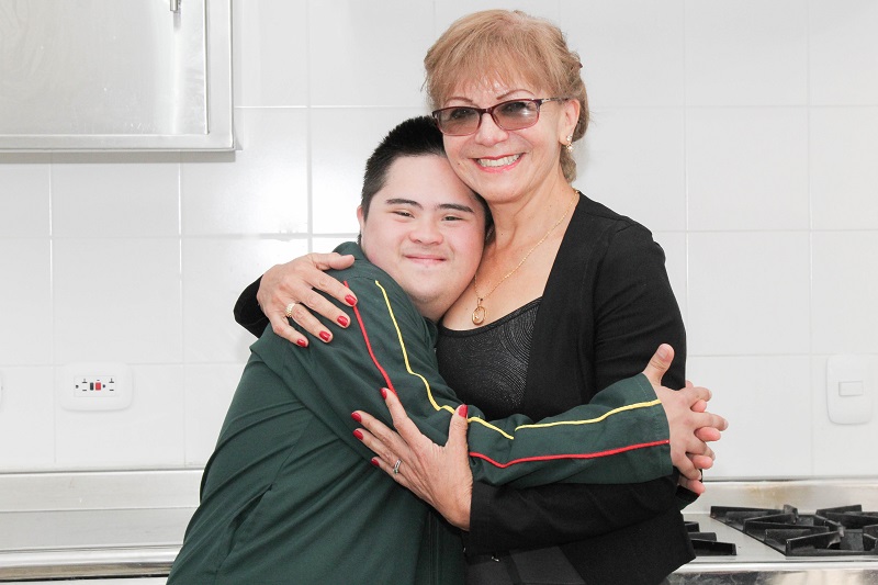 Carmen Sofía con un estudiante